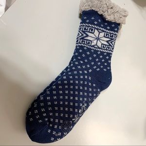 Muk Luks Faux Fur Lined Cabin Socks Blue Snowflake